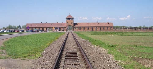 640px-Rail_leading_to_Auschwitz_II_(Birkenau)